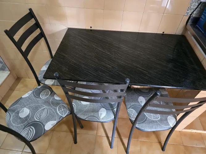 Mesa com 4 cadeiras 