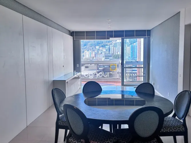 Apartamento à venda com 121m², 2 quartos, 3 banheiros, 2 vagas de garagem, Itacorubi, Flor