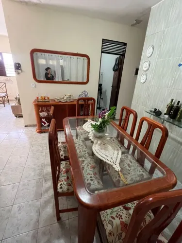 Jogo de Sala de Jantar Completo em Madeira: Mesa de vidro + 6 Cadeiras + Buffet + Espelho
