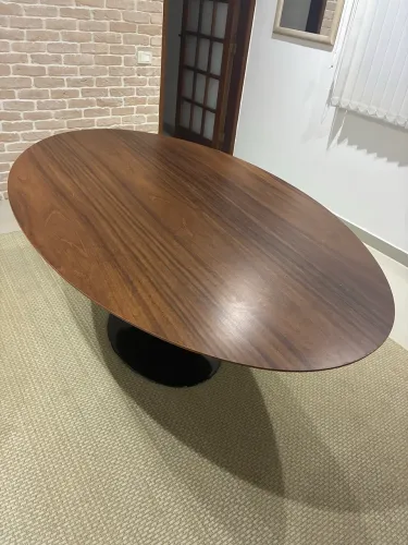 ? Mesa ampla e elegante.