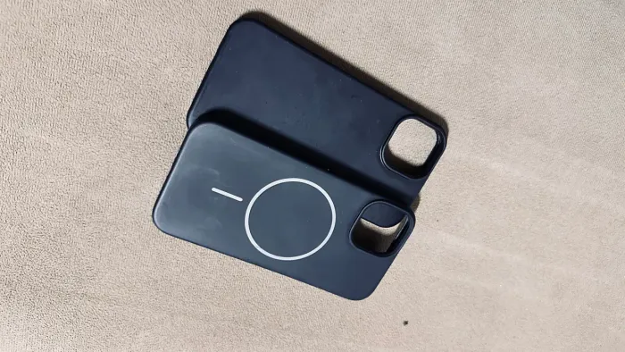 2 capinhas iPhone 14 por 35 reais