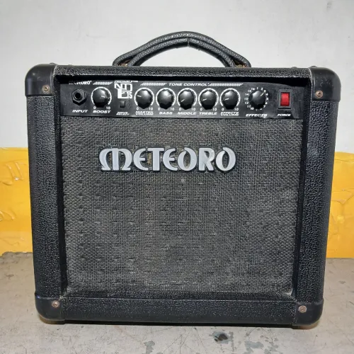 Amplificador de guitarra com diversos efeitos 