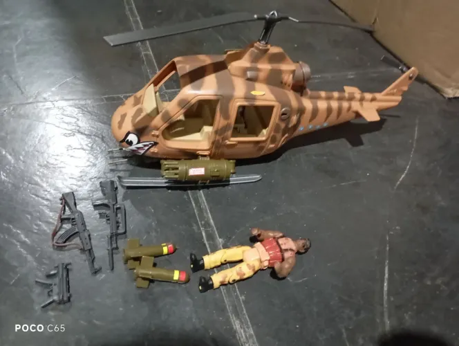 Helicóptero antigo SOS comandos Gulliver + boneco 