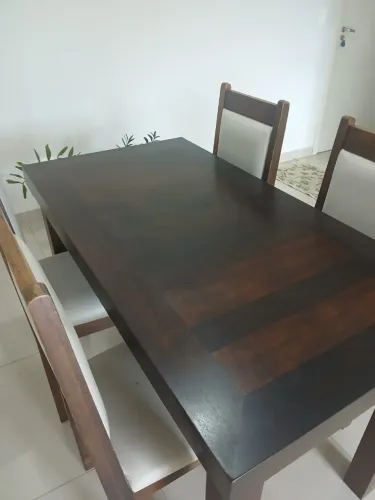 Mesa em marcenaria madeira maciça 4 cadeiras estofadas 