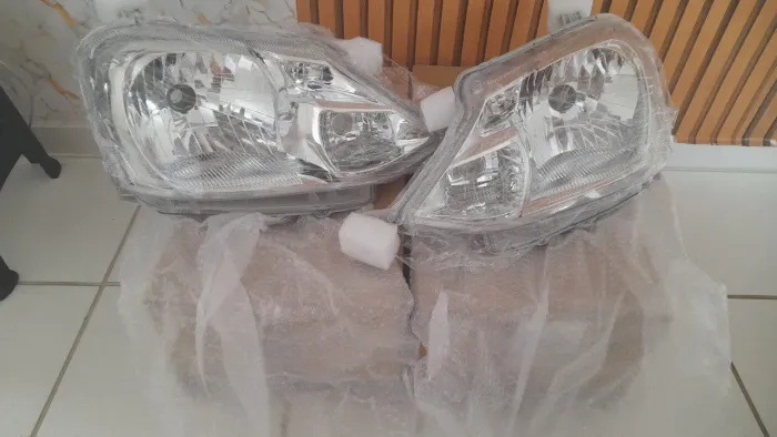 Vende se par farol etios 13/18 cromado  novo