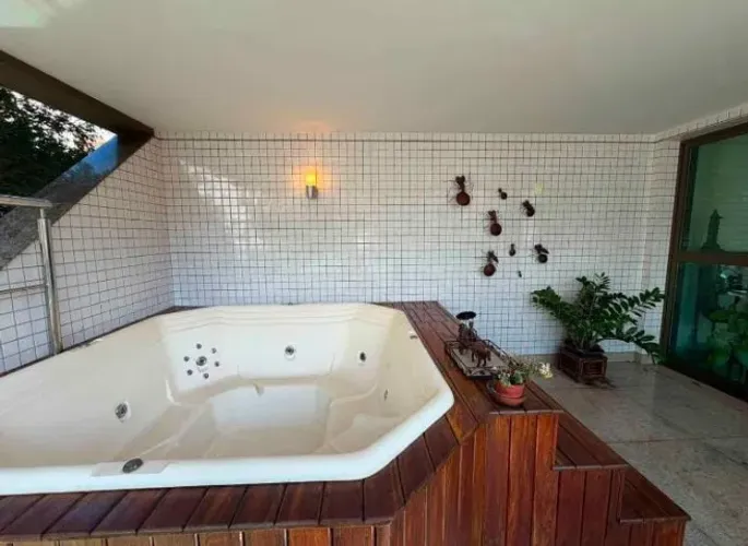 Hidromassagem 9 lugares, vai completa, com deck, bombas , filtro e aquecedor.