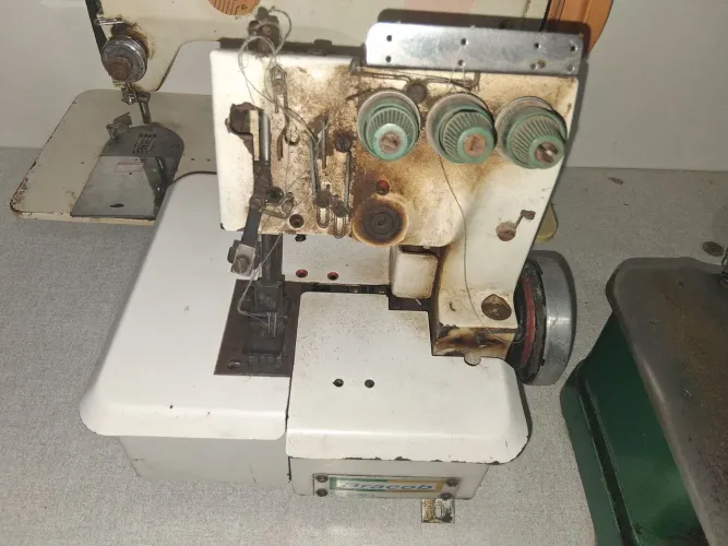MÁQUINA GALONEIRA BRACOB SEMI-INDUSTRIAL 220W COM MESA