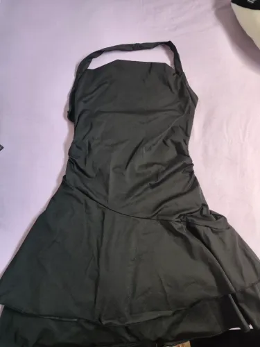 Vestido mini preto com decote