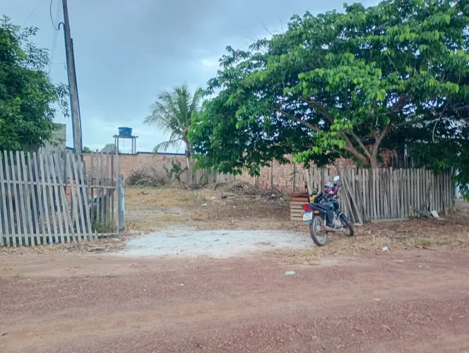 Vende-se terreno escriturado no Bairro Park Amazônia.