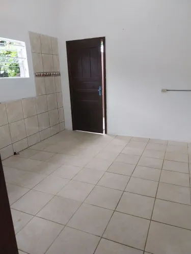 Aluga-se KitNet com Água e Luz incluso