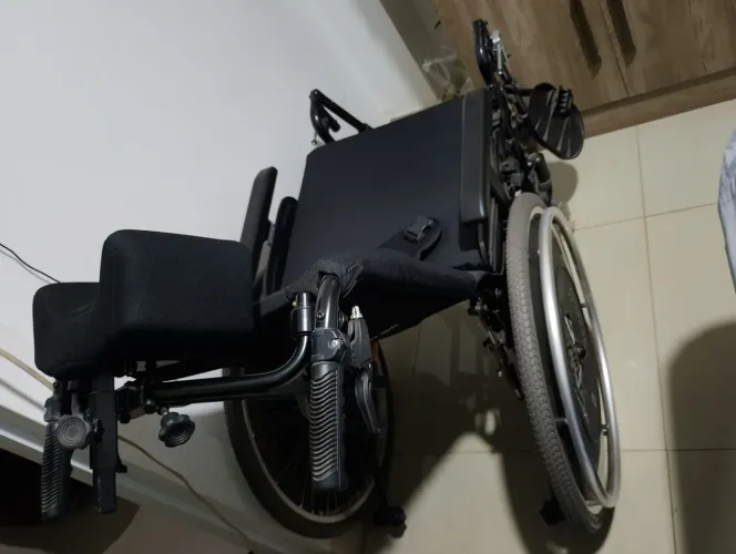 Vende-se cadeira de rodas nova sem uso