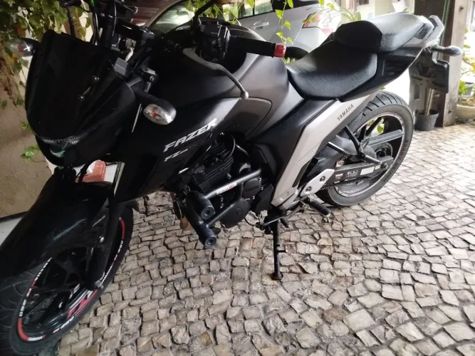 FZ 25 extra moto de garagem 