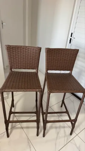 Banquetas alta em fibra sintética