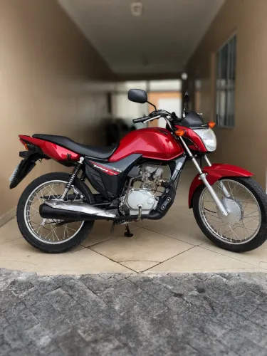 Honda CG Fan 125i 2016, moto muito bem conservada, econômica e ideal para o dia a dia.