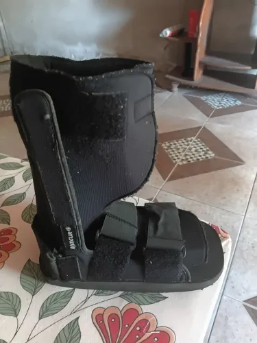 Bota  ortopédica somente 100 reais, contato *, facilito a entrega 