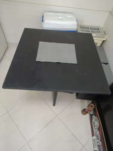 Vendo mesa zerada com quatro banquetas