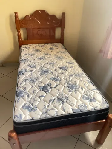 Cama de madeira com colchão