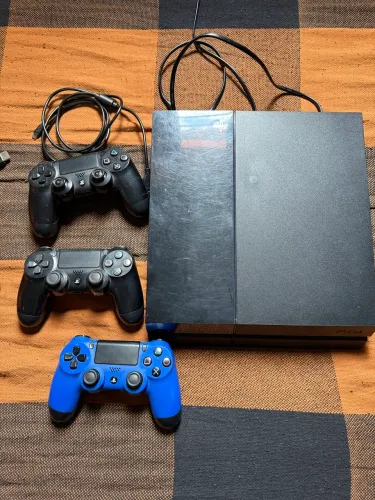 Vendo ps4 hd de 500 com 3 controles  valor 1100 reais 