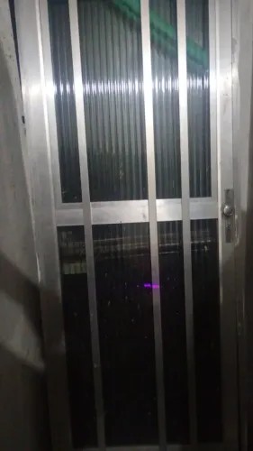 Porta de ferro com a fechadura com a chave perfeito estado