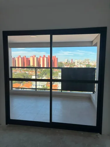 Porta balcão 2 folhas de alumínio 2,20 x 2,15 e trinco