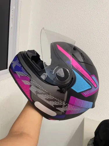 Capacete Xtroy novo, usado apenas por 3 dias, nenhuma marca de uso.