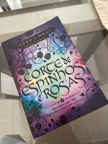 Livro Corte de Espinhos e Rosas - Sarah J. Mas