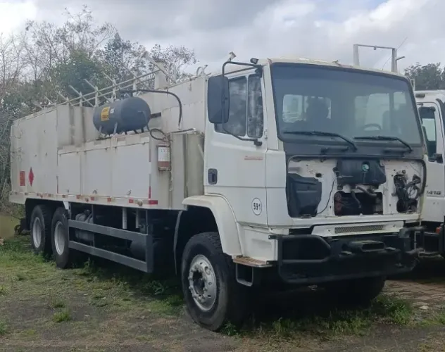 Caminhão Mercedes Benz 2726K equipado com comboio de lubrificação Gascom