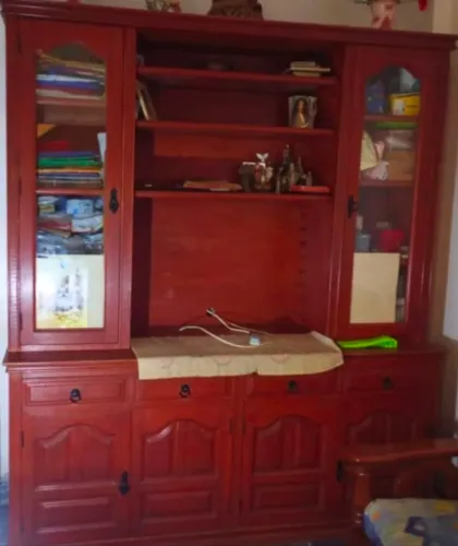 Vendo Estante em madeira maciça para sala em perfeitas condições.
