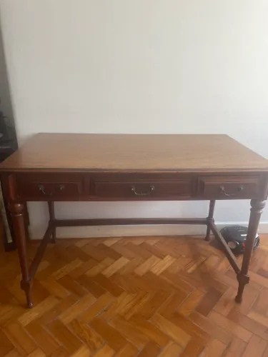 Mesa rústica de madeira com gavetas