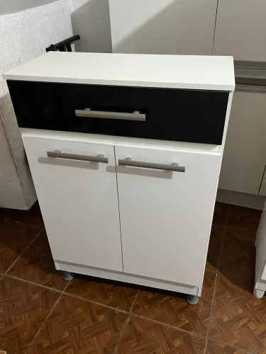 Armário multiuso com gaveta