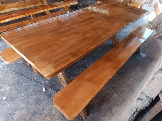 Mesa semi rústica com bancos