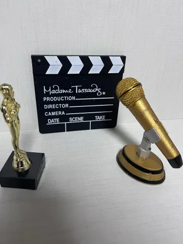 Kit Cinema Luxo ? Oscar + Claquete + Microfone Dourado NY 