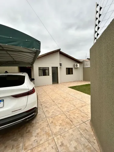 Casa contendo 3 quartos, sala, cozinha, 2 WCs, lavanderia, área gourmet nos fundos