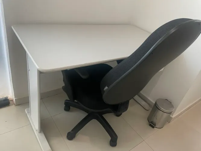 Escrivaninha mais cadeira 