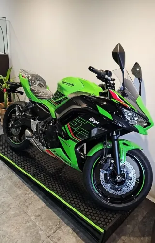 Vendo linda ninja 650cc 5.000km Tel. *