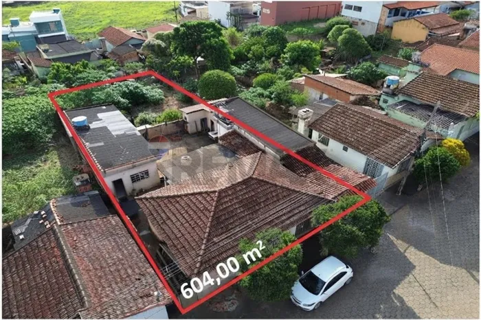 Terreno de 604 m² com Casas Antigas à Venda | Oportunidade no Centro de São João Batista d