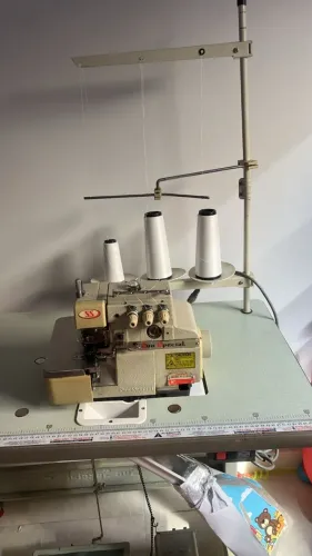 Máquina de costura overloq