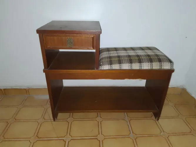 Mesa antiga de telefone 