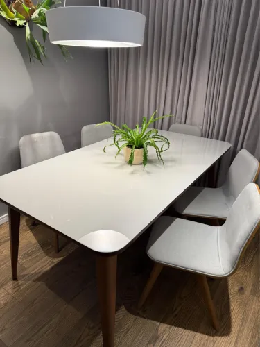 Mesa de madeira com tampo de vidro e 5 cadeiras (1 cadeira com base giratória)