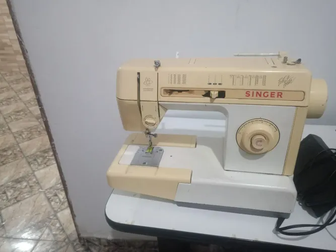Vendo máquina Singer funcionando bem