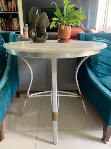 Mesa Bistrô redonda em alumínio e tampa de pedra(Mármore)