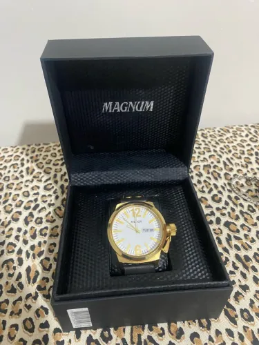 Vendo relógio Magnum semi novo