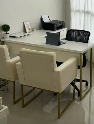 Mesa em L + 2 poltronas