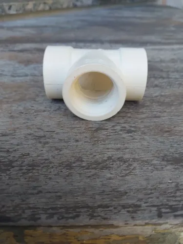 Tê de PVC roscável de 3/4" (25mm)