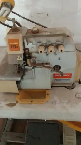 MÁQUINA OVERLOCK SIRUBA INDUSTRIAL - 504M2-04 - Usada R$