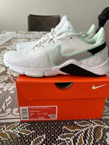 Tênis Nike essencial 2