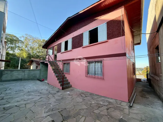 Casa de dois pavimentos e duas moradias