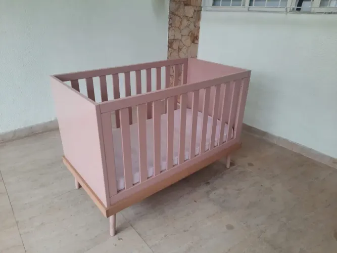 Berço Allegrini na cor rosa. Laqueado. Excelente estado de conservação