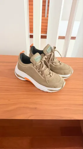 Tênis Fiever verde musgo muito novo. Possui detalhes em laranja.