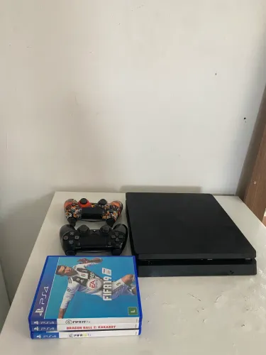 PS4 SLIM 1 TB COM 2 CONTROLES E 4 JOGOS ORIGINAIS 